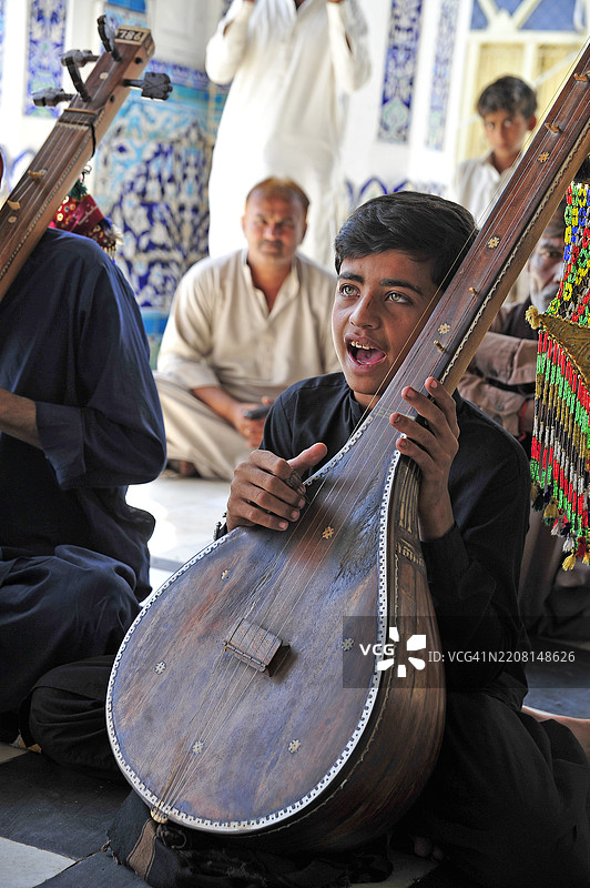 一群人为了纪念苏菲圣人而欢庆，巴基斯坦图片素材