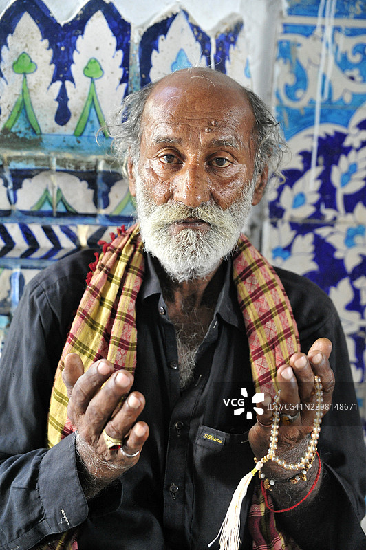 巴基斯坦拉尔·沙赫·巴兹·卡兰达尔陵墓中的老人图片素材