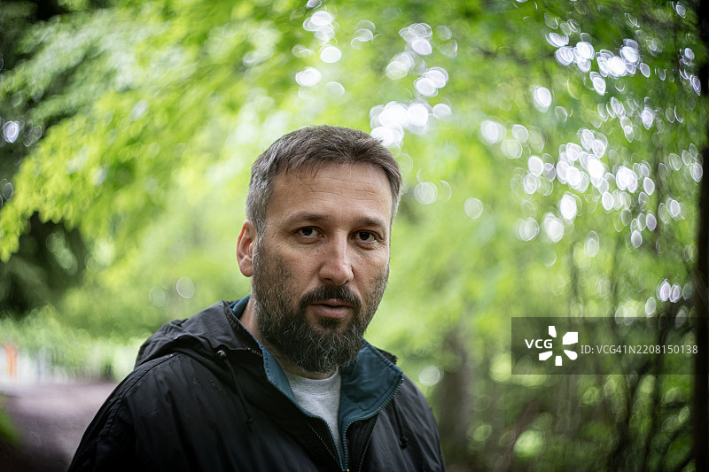 中年英俊男子在树林中图片素材