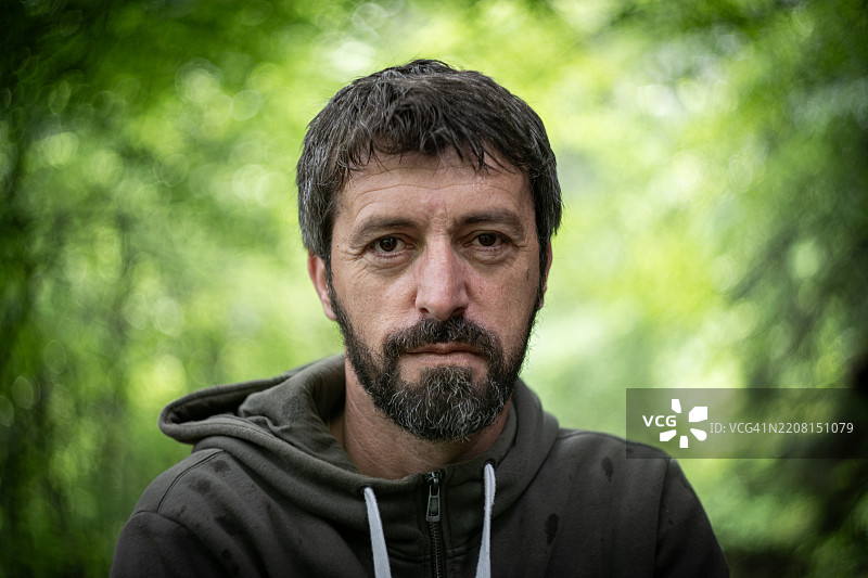 中年英俊男子在树林中图片素材