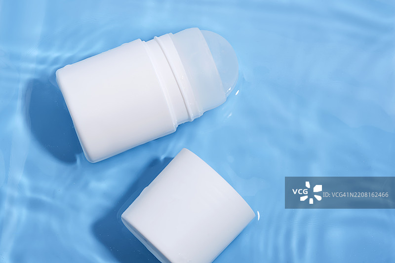 蓝色背景下的水中滚珠除臭剂图片素材