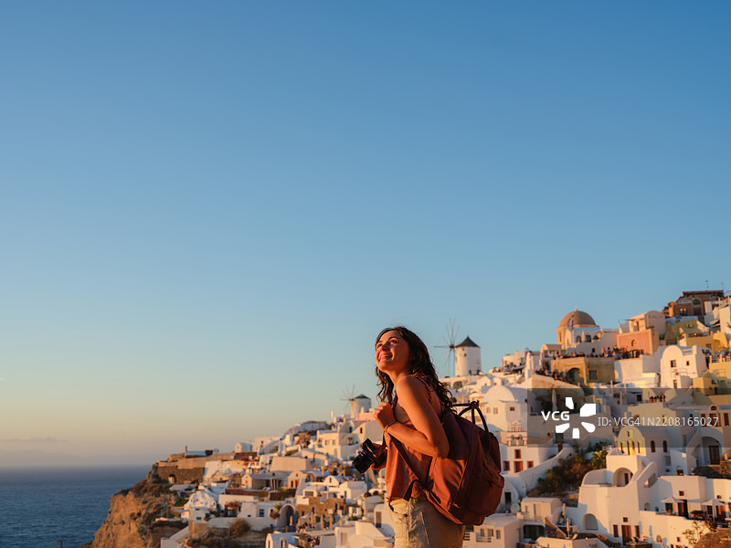 女人在圣托里尼的伊亚惊叹地望着远方图片素材
