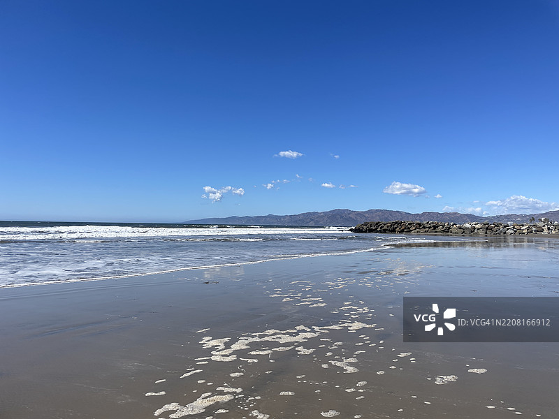 美丽的蓝天海滩日，海岸的水面反射着阳光，洛杉矶，加利福尼亚州，美国图片素材