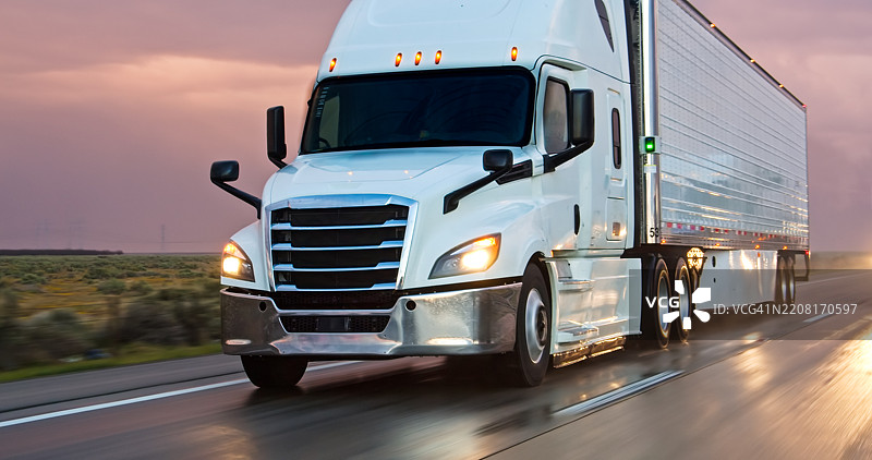 在暴风雨天气中驾驶的货车行驶在州际公路5号上图片素材