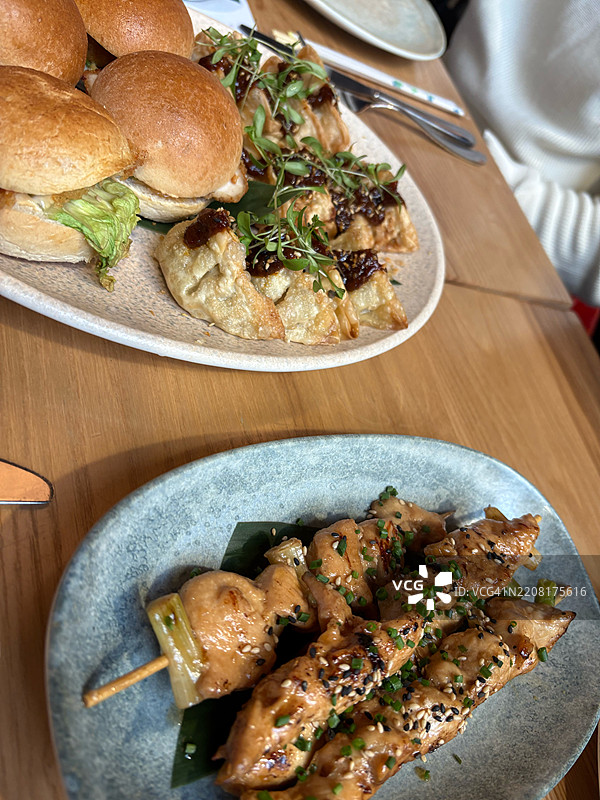 高角度视图的餐盘中的食物，圣赫利尔，泽西岛图片素材