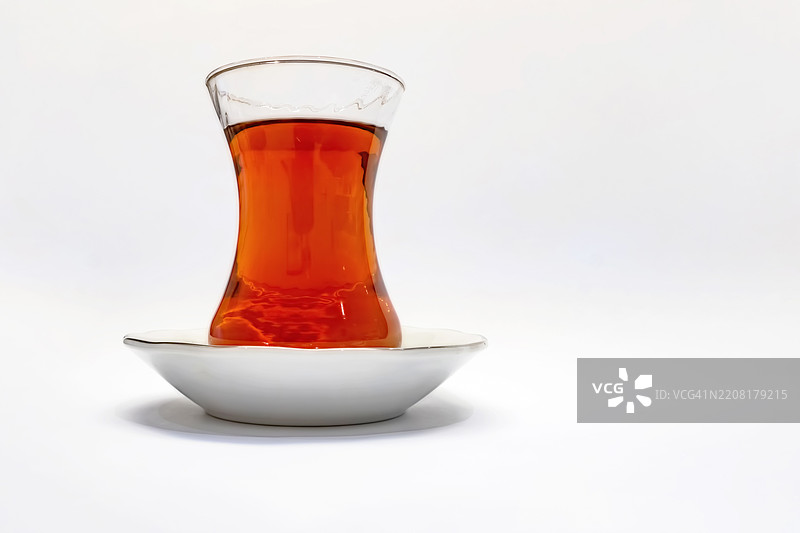 传统土耳其茶在碟子上的玻璃杯中图片素材