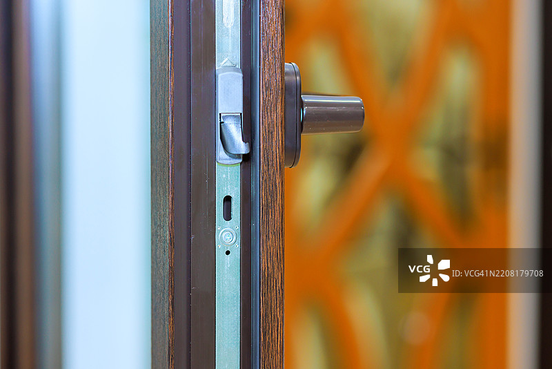现代室内风格的门把手安装，配有时尚图案图片素材