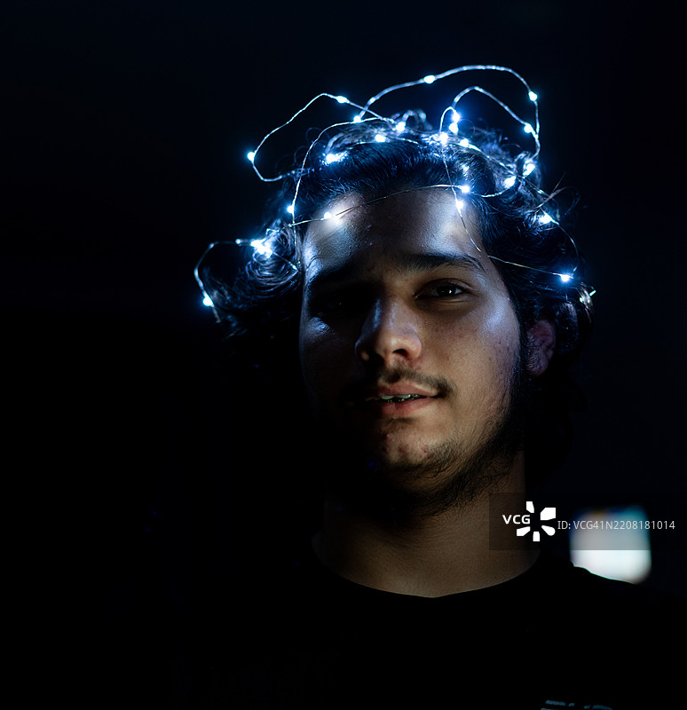 年轻男子头部周围的LED灯图片素材