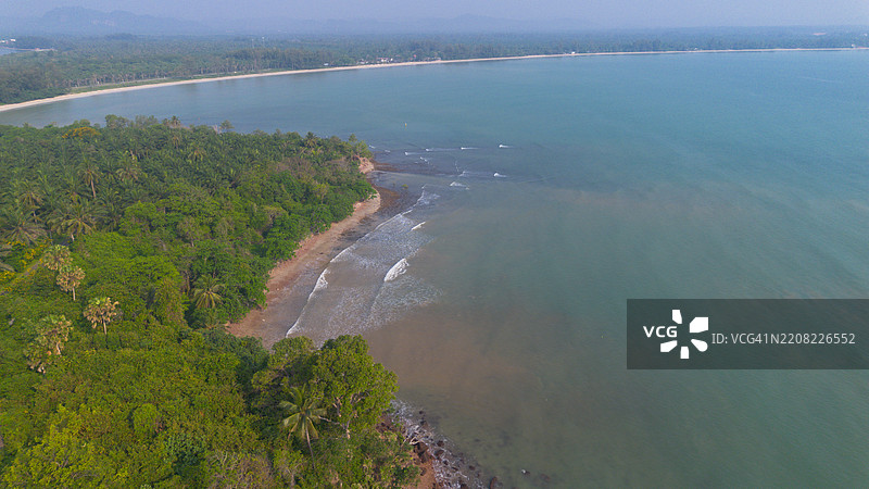 海滩和海洋的高角度视图。图片素材