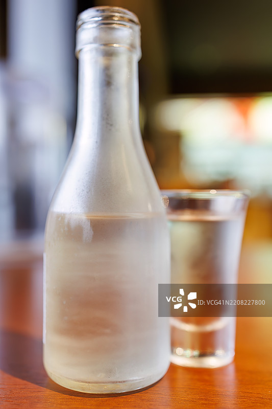 美味的“平蕎麦”（荞麦面）。这是一种用海藻“海苔”制作的美味荞麦面。它是新潟县鱼沼地区的特产。搭配新潟特产的冷酒。图片素材