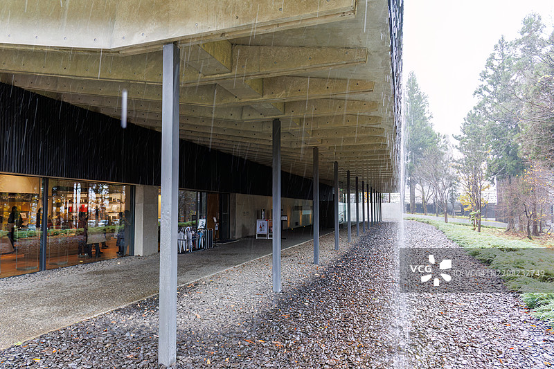 屋檐滴落的雨滴。酒厂建筑。新潟山脚下的秋叶与乡村风景。图片素材