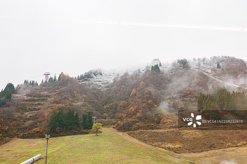 从车窗看到的越后汤泽，因滑雪胜地而闻名。从大宫站搭乘前往新潟的上越新干线。大宫，埼玉 - 2024年11月30日图片素材