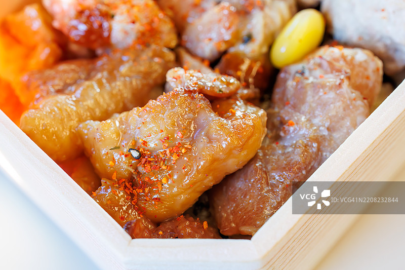 在预定座位上享用的烧鸟便当(在火车站出售的独特日本盒饭),搭配来自埼玉县川越市的当地啤酒。我从大宫站乘坐开往新潟的上越新干线。大宫,埼玉 - 2024年11月30日图片素材