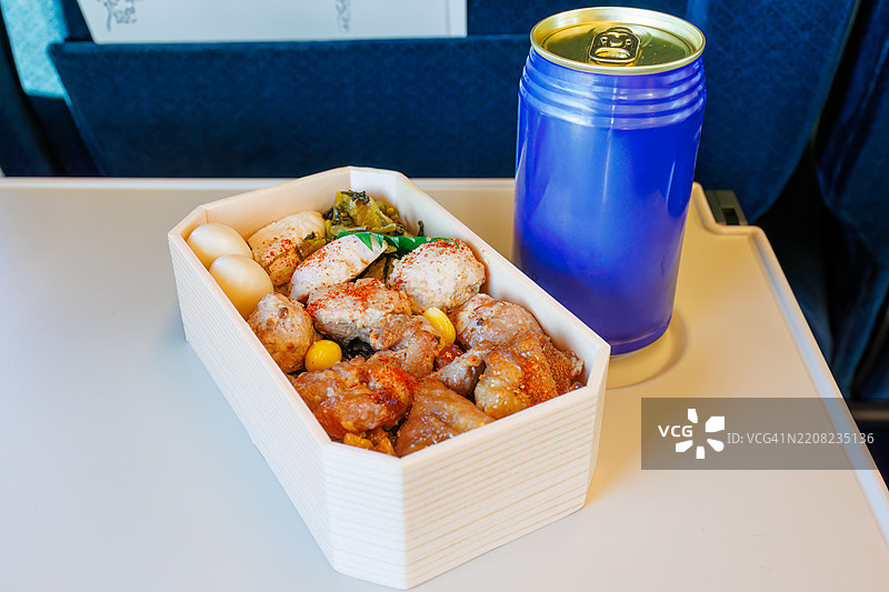 在预定座位上享用的烧鸟便当(在火车站出售的独特日本盒饭),搭配来自埼玉县川越市的当地啤酒。从大宫站乘坐前往新潟的上越新干线。大宫,埼玉 - 2024年11月30日图片素材