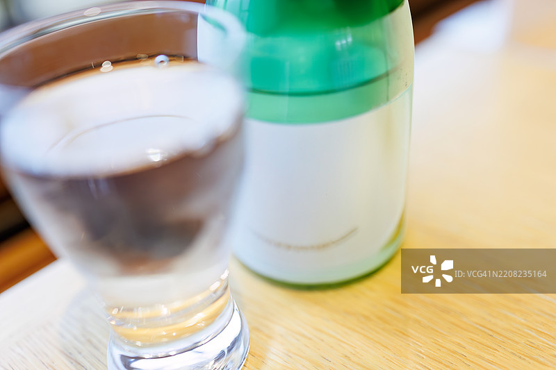 公司餐厅为酿酒厂的员工提供每日午餐。来自日本顶级大米品牌之一南鱼沼的越光米是最美味的。当然，清酒也可以以合理的价格享用。图片素材