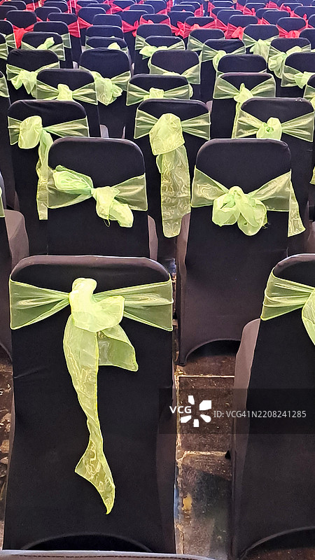 装饰精美的椅子排成行，适合活动使用图片素材