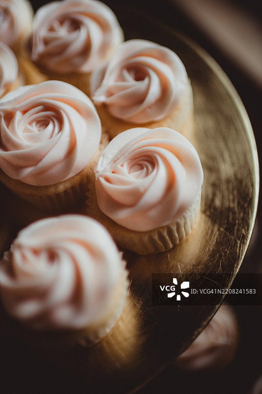 浅粉色的杯子蛋糕，上面有糖霜图片素材