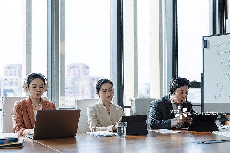 一群商务人士在办公室参加在线商务会议图片素材