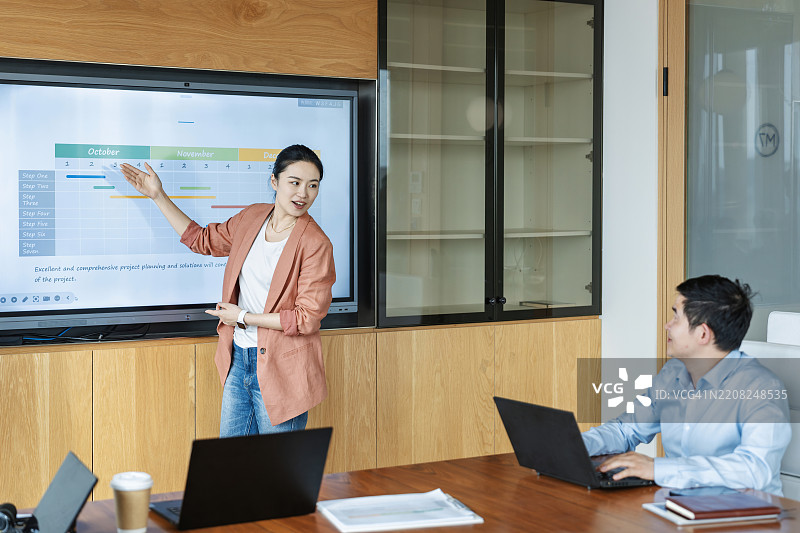 女商人向同事们做演讲图片素材