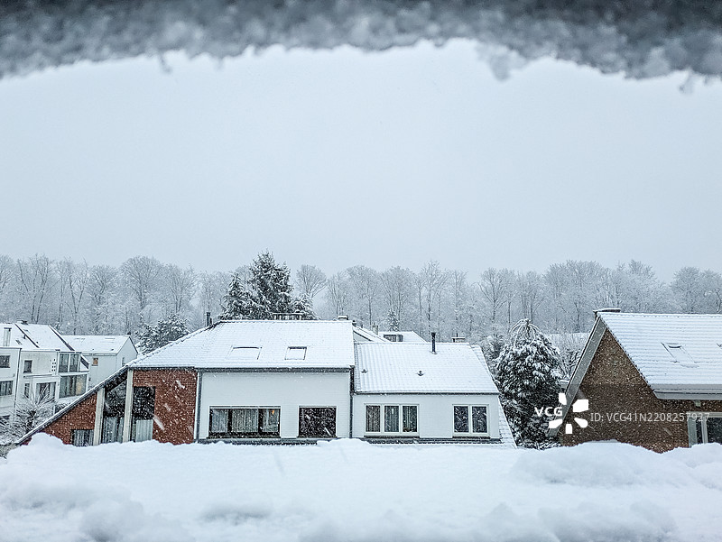 被雪覆盖的阁楼窗户图片素材