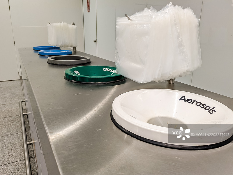 布鲁塞尔机场的回收箱图片素材