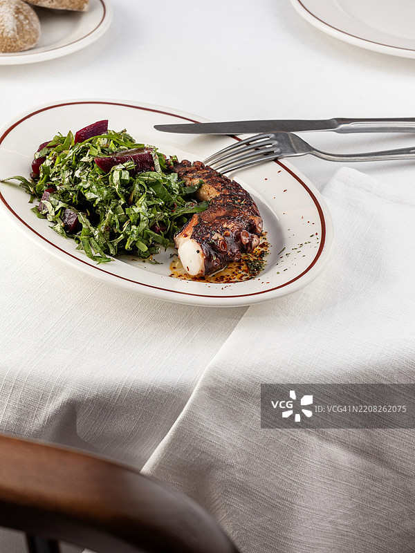 海鲜沙拉。章鱼酸橘汁腌鱼，配甜菜、绿叶蔬菜和橄榄油。章鱼沙拉。图片素材