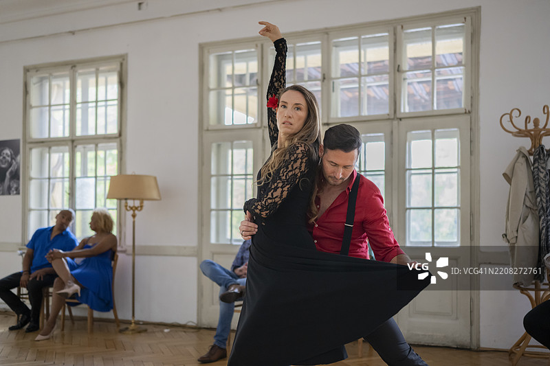 优雅的白人情侣在明亮的舞蹈工作室中优雅地跳舞图片素材