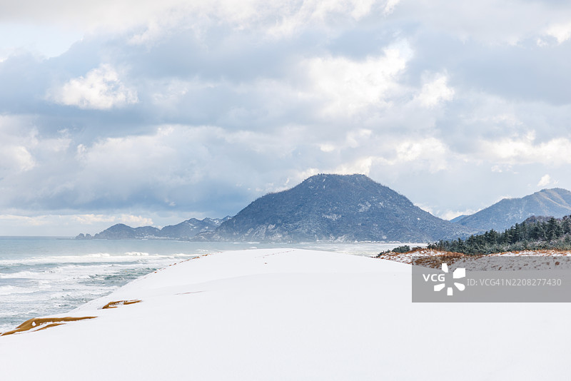 鸟取沙丘的雪景，海洋与雪沙丘图片素材