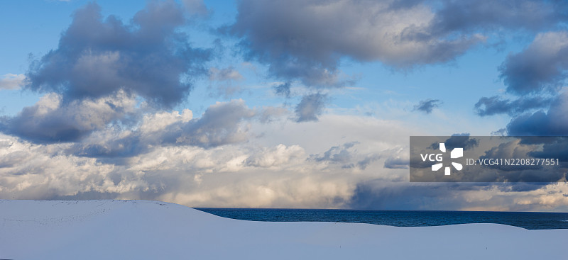 鸟取沙丘的全景雪景，蓝天与美丽的云朵相映成趣图片素材