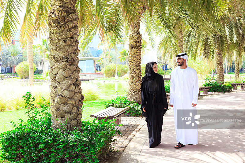 中东夫妇在公园散步图片素材