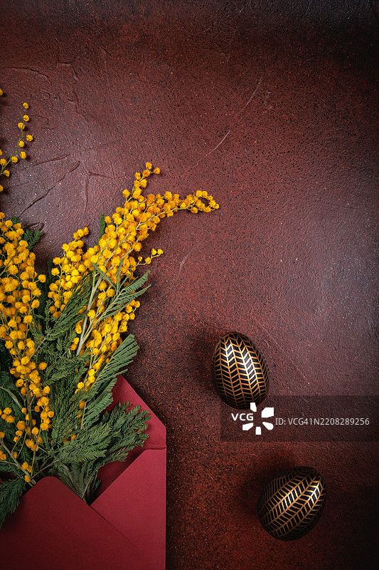 优雅的复活节问候，搭配香槟和装饰彩蛋图片素材