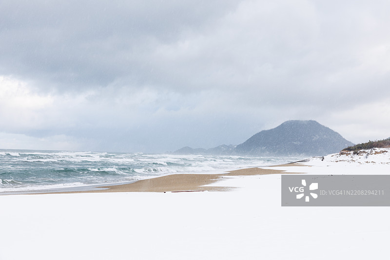 鸟取沙丘的雪景，海洋与雪沙丘图片素材