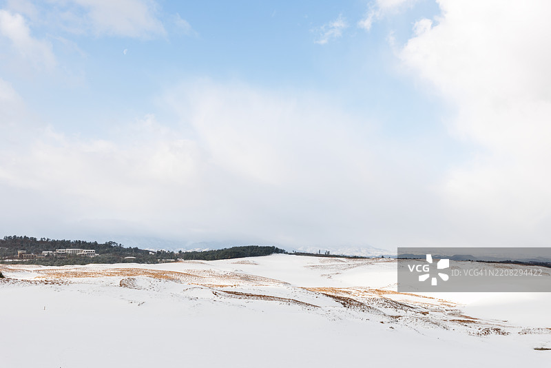 鸟取沙丘在雪中，蓝天和美丽的云朵，清晨的纯净雪景图片素材