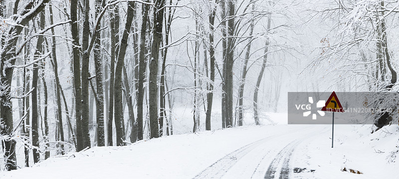 暴风雪后的冬季小径图片素材