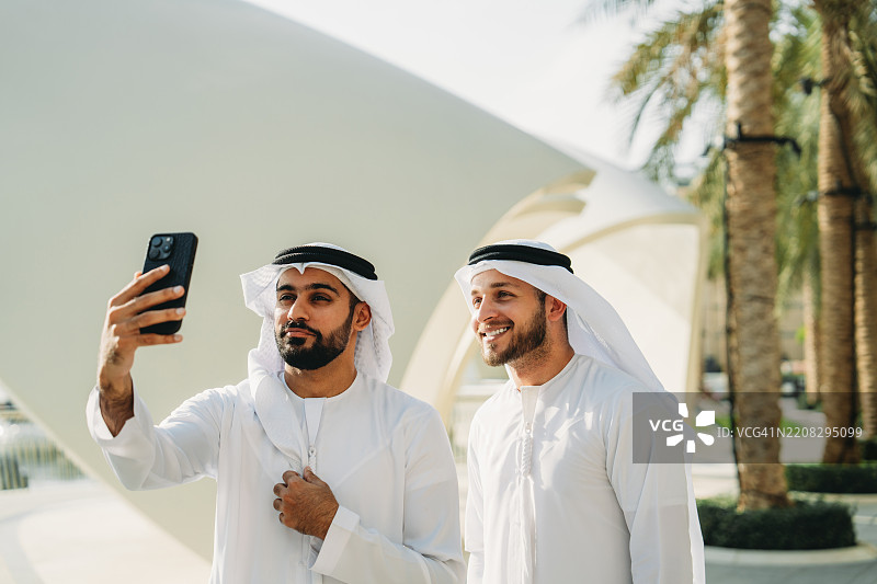 阿联酋商人在迪拜自拍图片素材