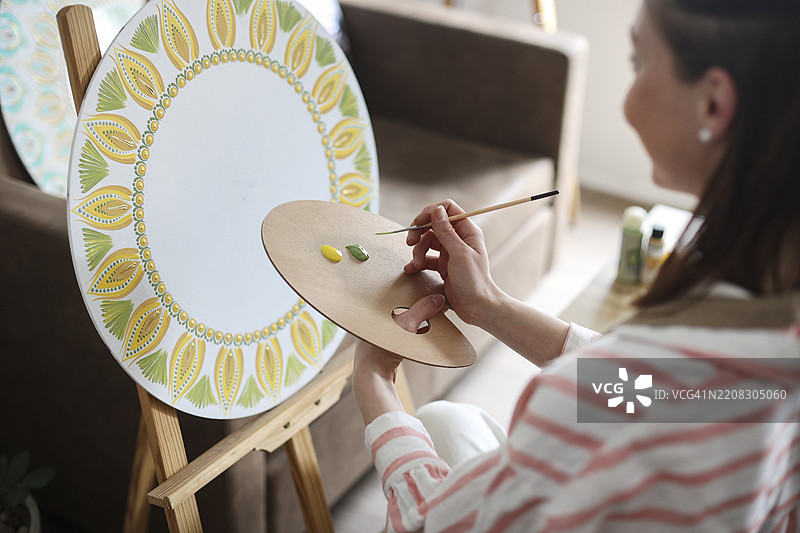 年轻女性在绘制曼陀罗图片素材