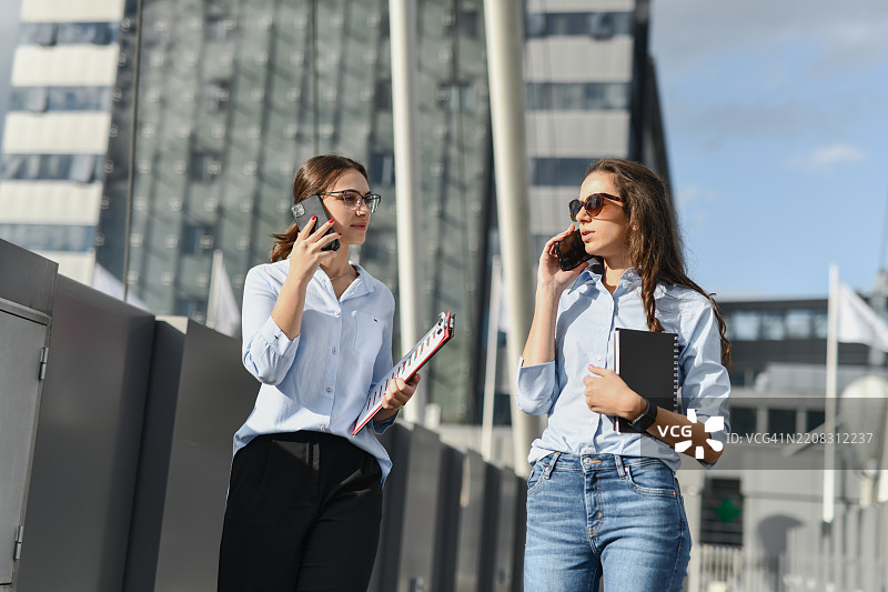 专注的女性高管在走动中接听电话和管理事务图片素材