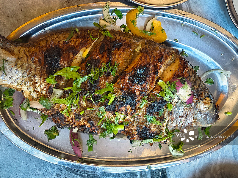阿斯旺盘子里的烤鱼照片图片素材