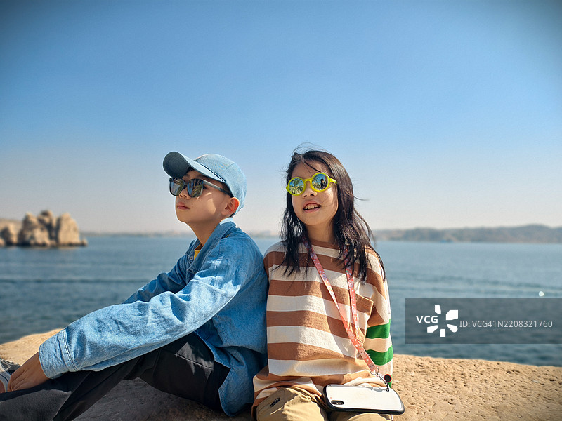 两个中国孩子在阿斯旺的菲莱神庙图片素材