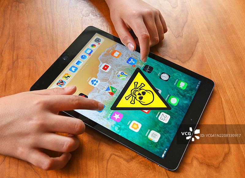 13岁男孩在使用iPad。图片素材