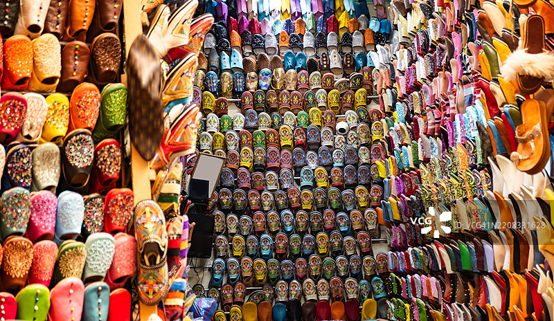 在马拉喀什集市展示的传统摩洛哥拖鞋图片素材
