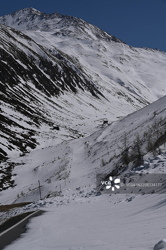 雪覆盖的山脉与天空的美丽景色图片素材