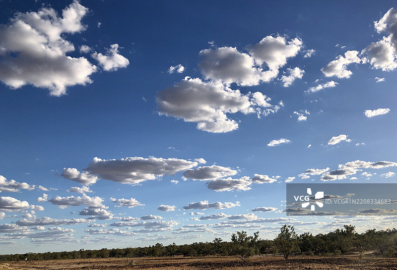 南澳大利亚伊南敏卡的天空下的田野美景图片素材