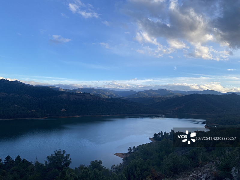 湖泊与山脉在天空下的美丽景色，贝塞特，特鲁埃尔，西班牙图片素材