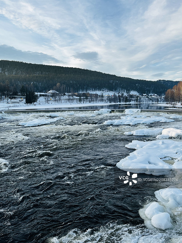 挪威河流与天空的美丽景色图片素材