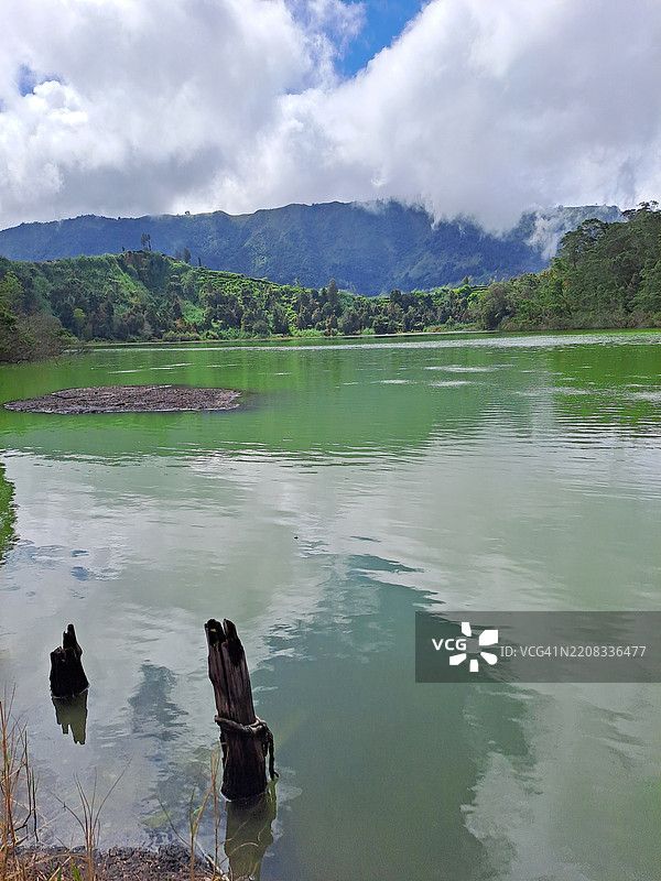 印尼的瓦尔纳湖（Telaga Warna），背景是山脉、蓝天和云彩。图片素材