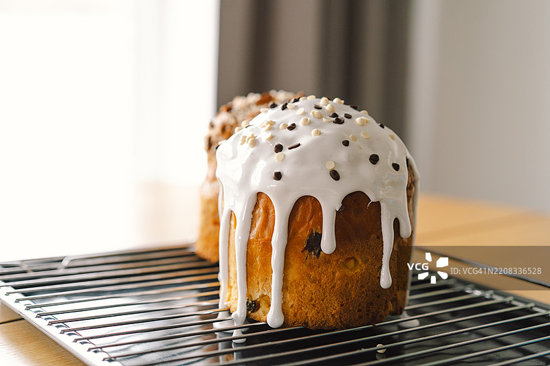 在春季准备期间，在厨房台面上烘焙节日复活节潘纳托尼蛋糕，并在上面涂抹糖霜图片素材