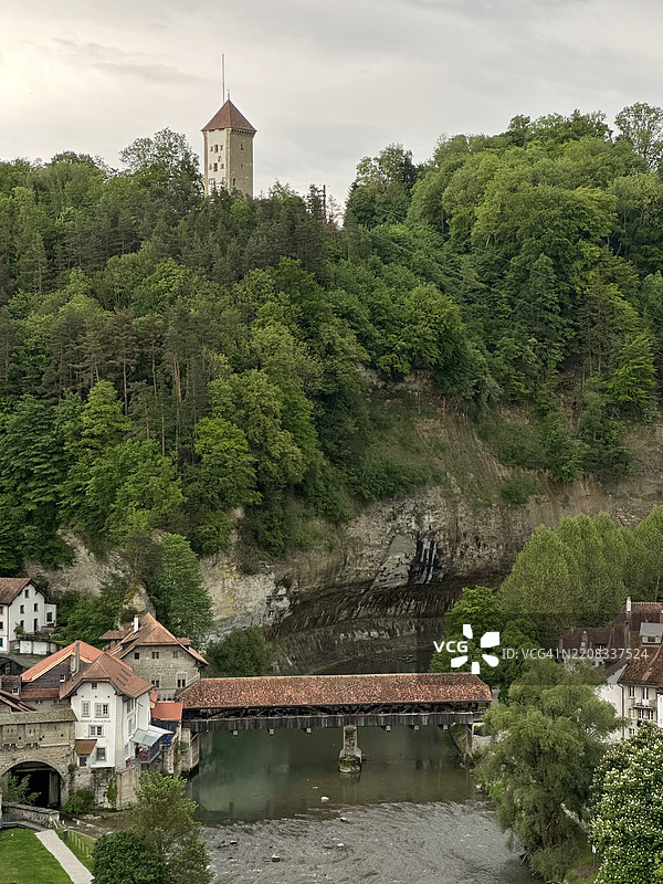 瑞士弗里堡萨林河和伯尔尼桥上方的德伦布尔山之旅图片素材