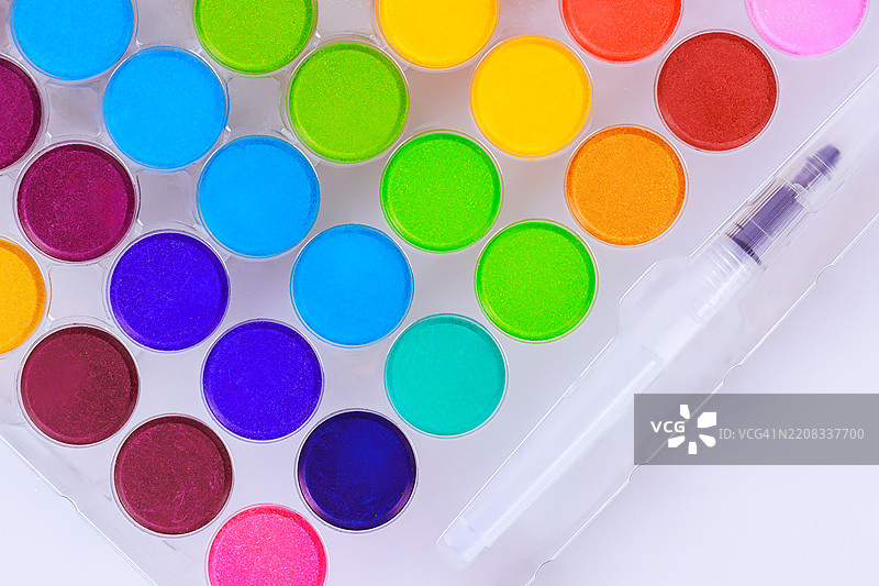 彩虹色调，适合艺术家的水彩颜料调色板，随时可用图片素材