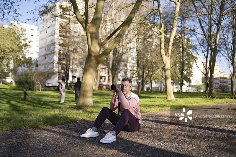 摄影师在公共公园拍照图片素材